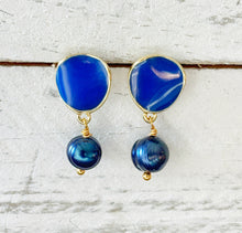 Load image into Gallery viewer, Navy Blue Pearl Earrings
