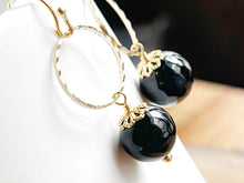 Load image into Gallery viewer, Faceted Black Earrings on Textured Circles
